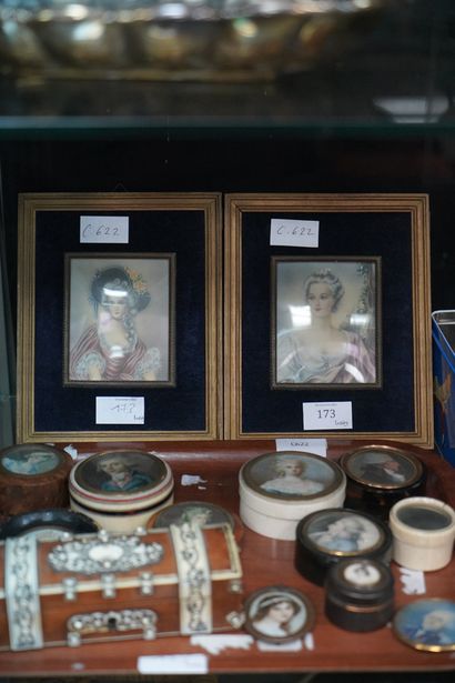 Réunion de boîtes, le couvercle orné de miniatures;...
