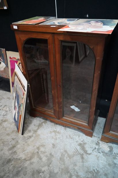Deux vitrines à hauteur d'appui en bois teinté,...