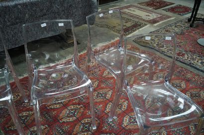 Suite de 4 chaises en plexiglass dans le...