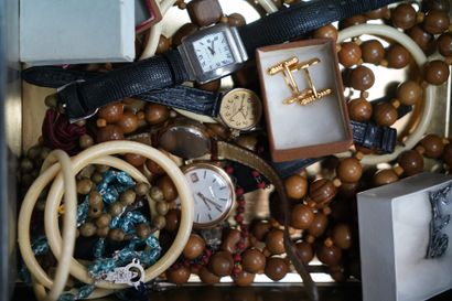 Réunion de bijoux fantaisie ; montres et...