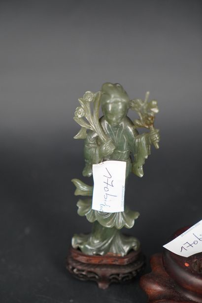 Réunion de deux statuettes en pierre dure,...