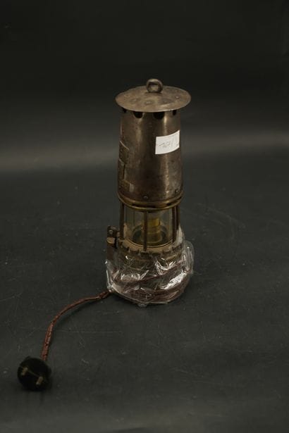 Lampe de mineur en métal, verre Baccarat,...