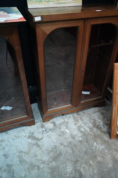 Deux vitrines à hauteur d'appui en bois teinté,...