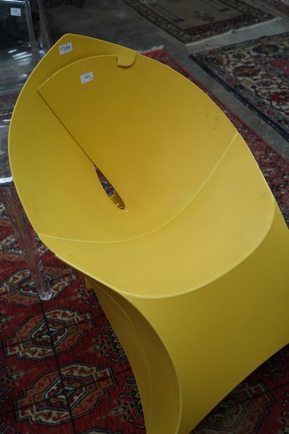 FLUX, fauteuil en plastique jaune, en l'...