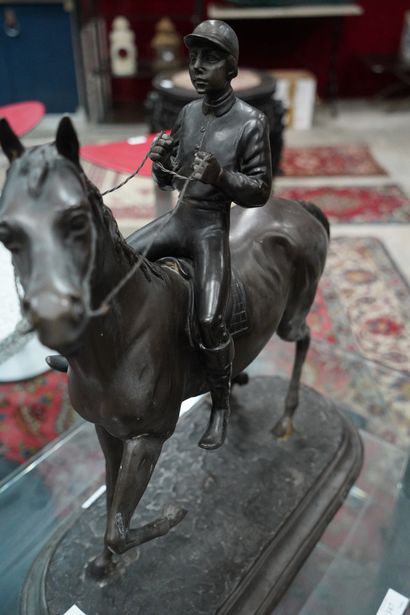 Jockey sur son cheval. Groupe en régule patiné....