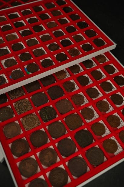 Ensemble de 52 pièces : 1 pièce en bronze...