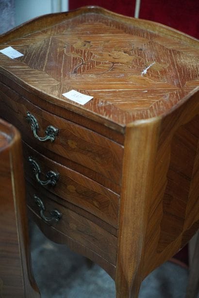 Vitrine en bois de placage et laiton, ouvrant...