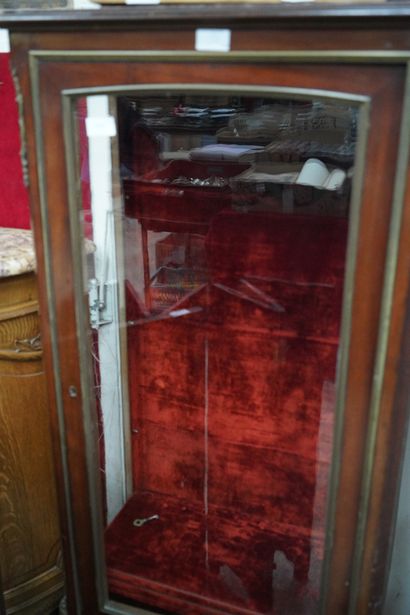 Vitrine en bois de placage et laiton, ouvrant...