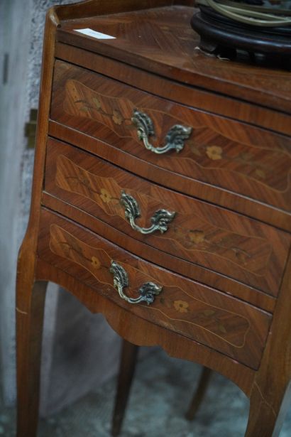Vitrine en bois de placage et laiton, ouvrant...