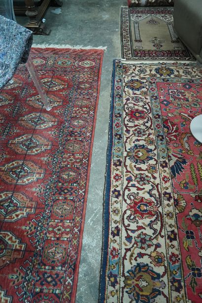 Deux grands tapis rectangulaires en laine,...