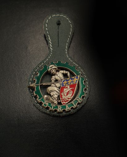Réunion de trois insignes : 1er REI, 120ème...
