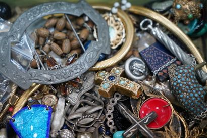 Réunion de bijoux fantaisie.