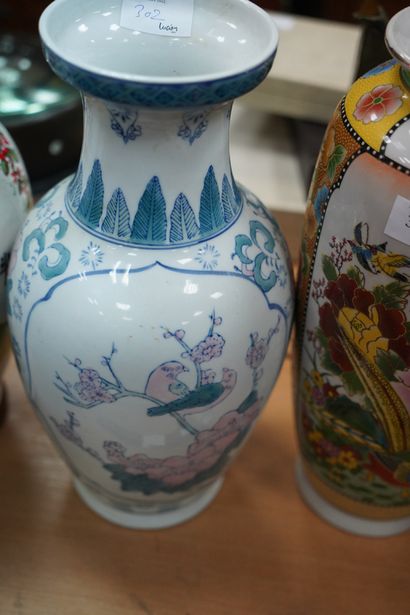 Lot de 3 vases dans le goût asiatique.