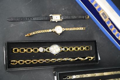Réunion de montres bracelet de dame en métal...