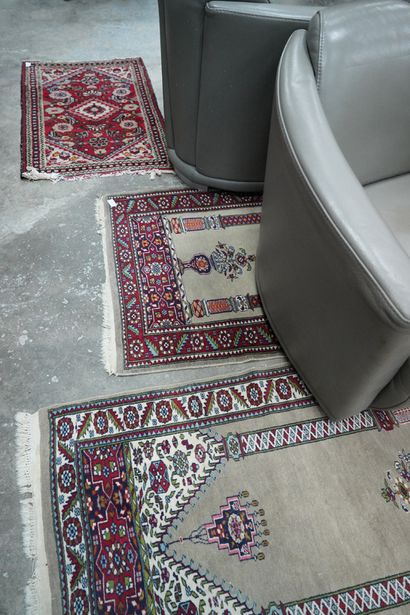 Deux grands tapis rectangulaires en laine,...