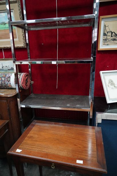 Etagère rectangulaire, les montants en métal...