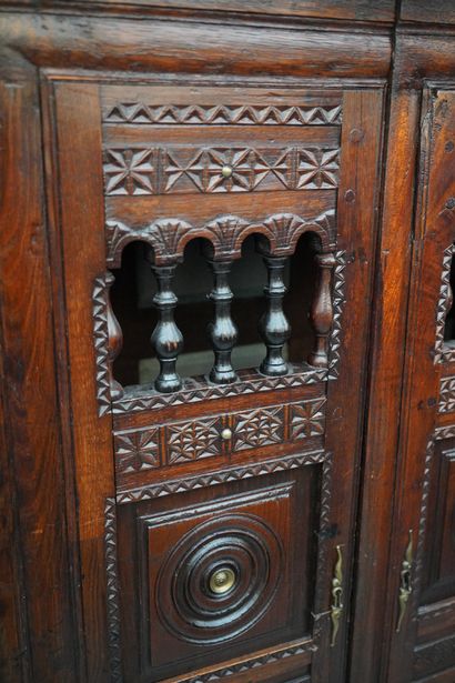 Armoire en bois teinté mouluré et sculpté...