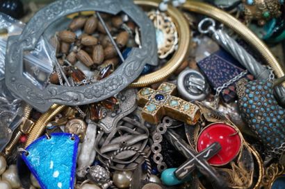 Réunion de bijoux fantaisie.