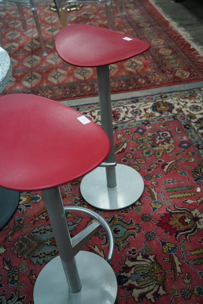 Deux tabourets de bistrot en bois stratifié...