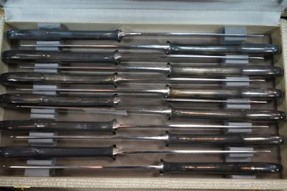 Couverts dépareillés en métal argenté. 3...
