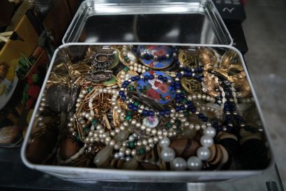Réunion de bijoux fantaisie. Une boite. En...