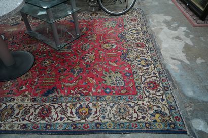 Deux grands tapis rectangulaires en laine,...