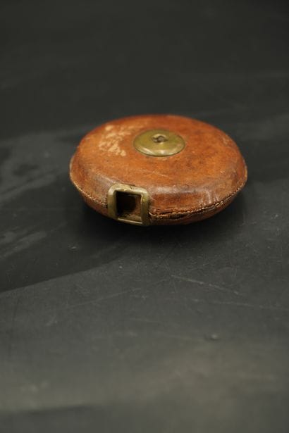 Mètre en cuir et laiton. XIXe siècle. En...