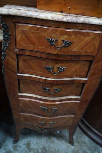 Chiffonier en bois de placage, de forme mouvementée,...