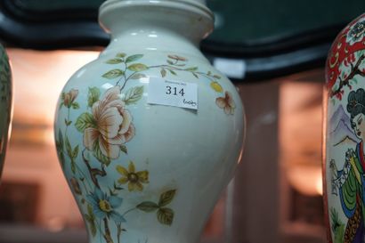 Lot de 3 vases dans le goût asiatique. L'un...