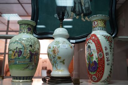 Lot de 3 vases dans le goût asiatique. L'un...