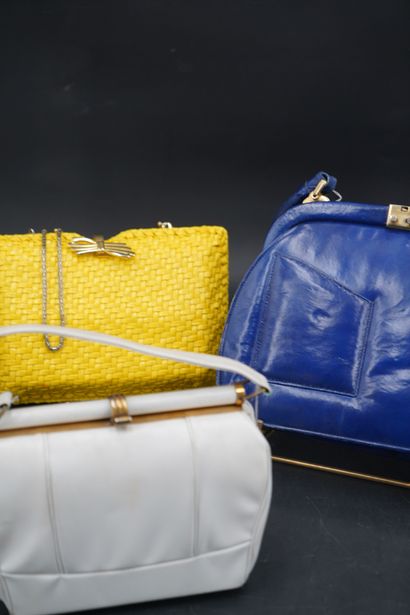 Réunion de deux sacs et une pochette, en...
