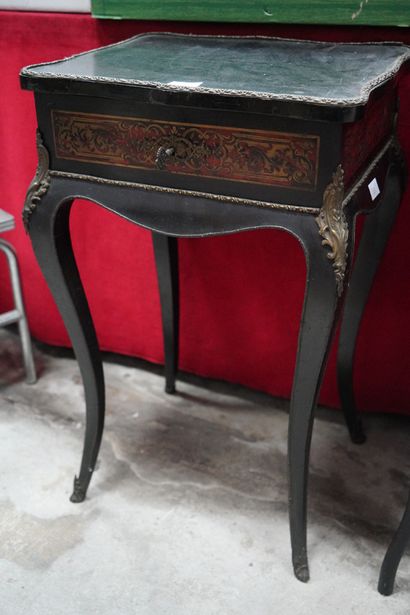 Petite coiffeuse en bois noirci et incrustations...
