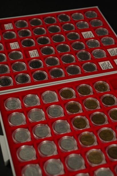 Ensemble de 79 pièces de 1 franc comprenant...