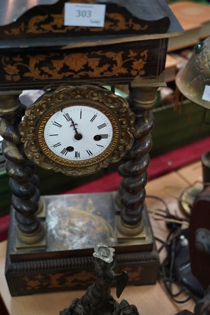 Pendule portique, bois de placage et laiton...