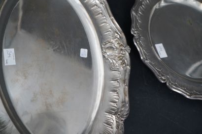 Deux plats en métal argenté, l'un rond, l'autre...