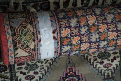 Un tapis berbère à décor géométrique polychrome....