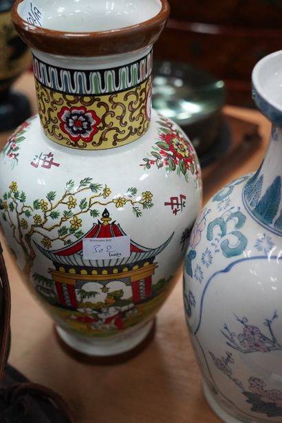 Lot de 3 vases dans le goût asiatique.