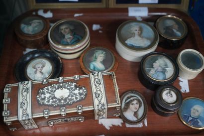 Réunion de boîtes, le couvercle orné de miniatures;...