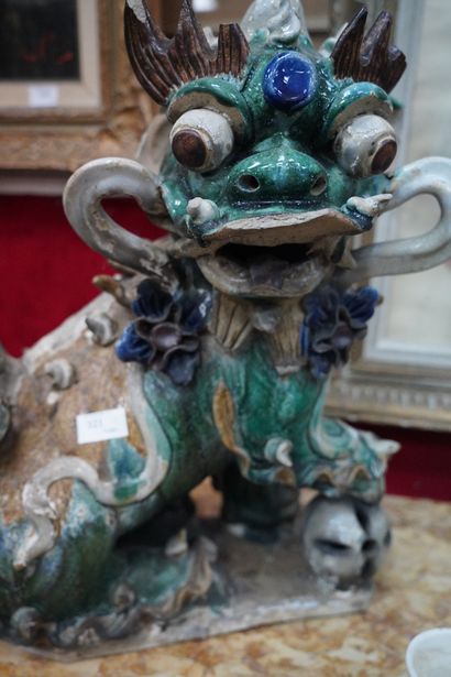 Tuile faîtière en céramique émaillée figurant...