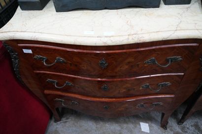Chiffonier en bois de placage, de forme mouvementée,...