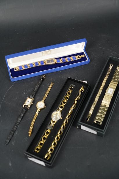 Réunion de montres bracelet de dame en métal...