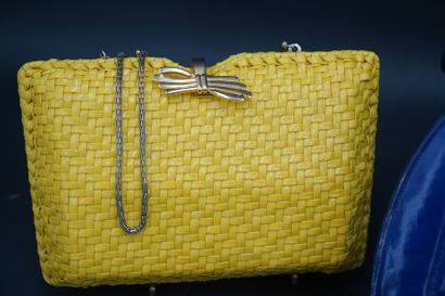 Réunion de deux sacs et une pochette, en...