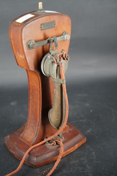 Pendule portique, bois de placage et laiton...