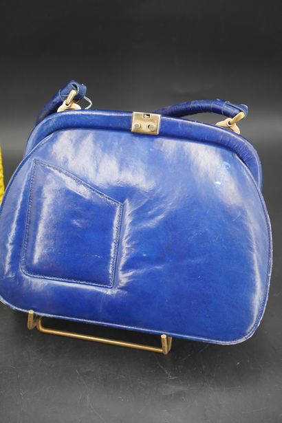 Réunion de deux sacs et une pochette, en...