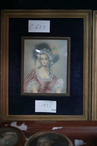 Réunion de boîtes, le couvercle orné de miniatures;...