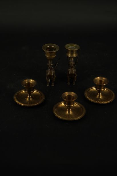 Ensemble de trois bougeoirs en métal doré,...