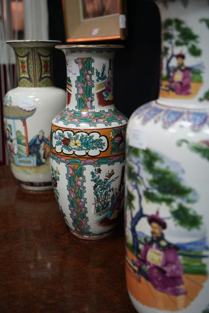 Lot de 3 vases dans le goût asiatique.