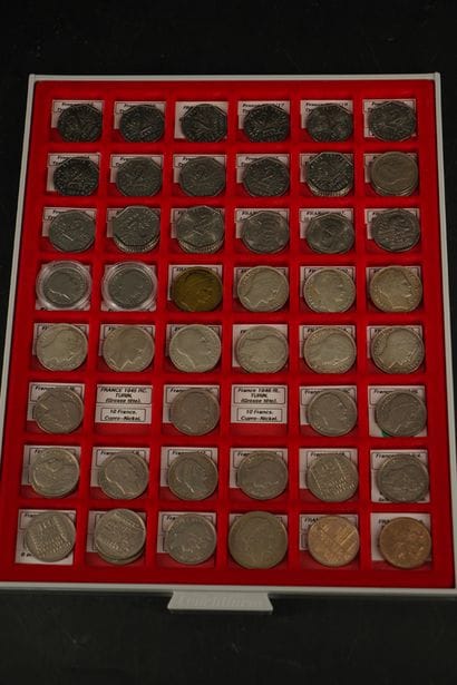 Ensemble de 55 pièces comprenant : 21 pièces...