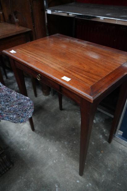 Etagère rectangulaire, les montants en métal...