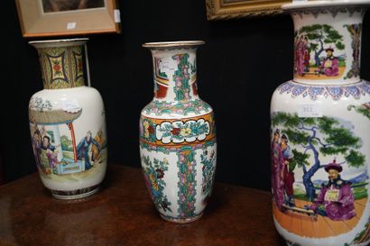 Lot de 3 vases dans le goût asiatique.